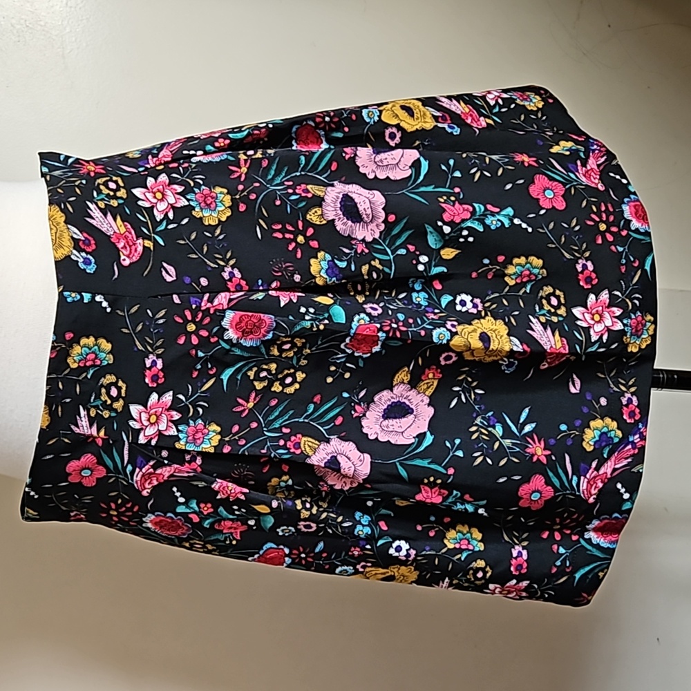 Lucca pleated black flowered mini skirt size large - Picture 4 of 10